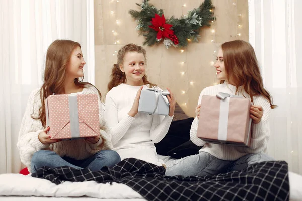 Kızlar evde hediye kutularıyla vakit geçirirler. — Stok fotoğraf