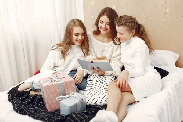Κορίτσια διαβάζουν ένα βιβλίο στο κρεβάτι. — Φωτογραφία Αρχείου
