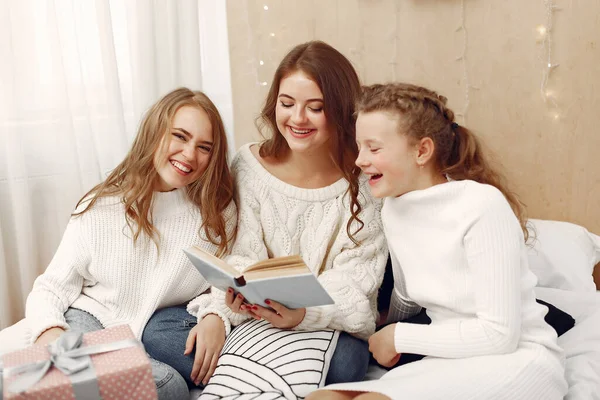 Kızlar yatakta kitap okuyor. — Stok fotoğraf