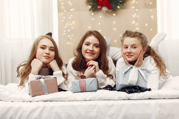 Les filles couchées sur le lit avec des cadeaux. — Photo