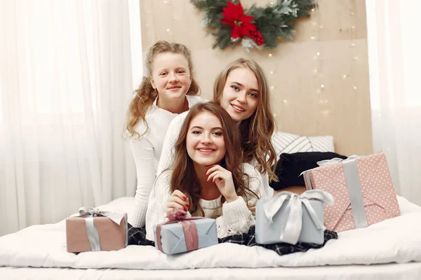 Les filles couchées sur le lit avec des cadeaux. — Photo
