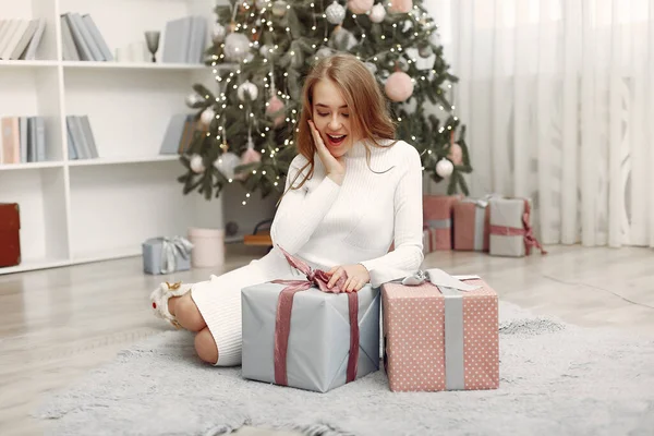 Fille avec des cadeaux de Noël dans une chambre décorée — Photo