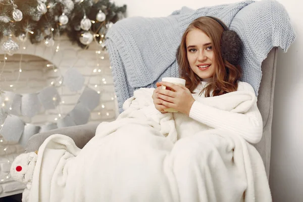 Mädchen sitzen zu Hause mit einer Tasse Tee — Stockfoto