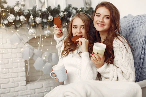 Mädchen mit Pokalen bereiten sich auf die Pause vor — Stockfoto