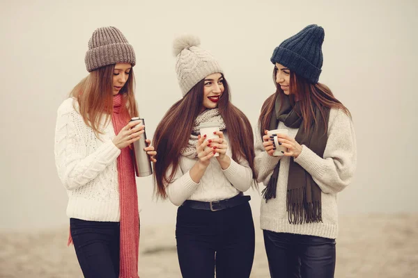 Ženy v zimním parku bez sněhu s termoskou a čajem — Stock fotografie