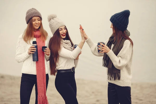 雪のない冬の公園で魔法瓶とお茶と女性 — ストック写真