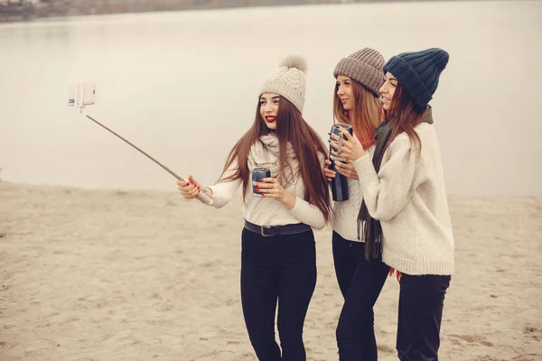 Donne in un parco invernale senza neve con thermos e tè — Foto Stock