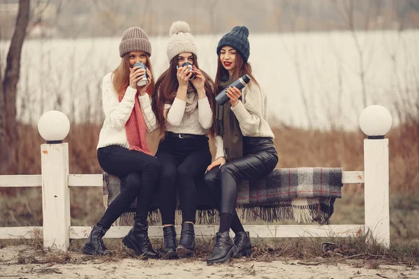 Mujeres en un parque de invierno sin nieve con termos y té —  Fotos de Stock