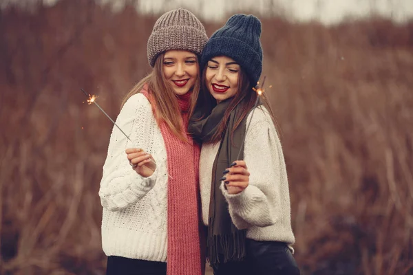 Donne in un parco invernale senza neve — Foto Stock