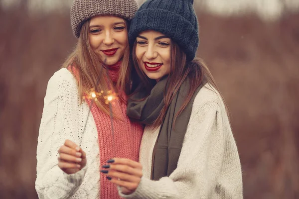 Donne in un parco invernale senza neve — Foto Stock