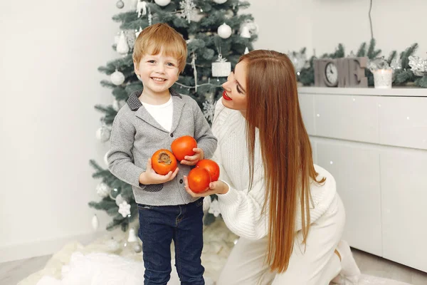 Moeder met zoon in een kerstmis decoraties — Stockfoto