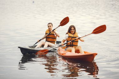 Gölde kanoyla kürek çeken kadınlar.