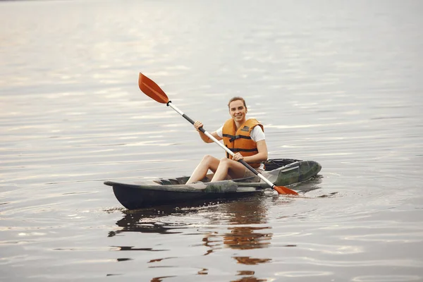 Femme pagayant sur un lac en kayak — Photo