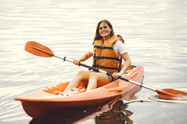 Kobieta wiosłująca po jeziorze w kajaku — Zdjęcie stockowe
