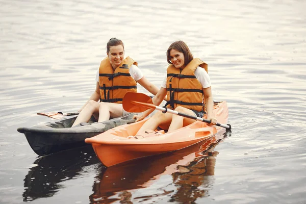 Жінки веслують на озері в каяку — стокове фото
