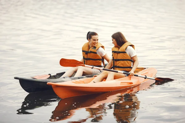 Жінки веслують на озері в каяку — стокове фото