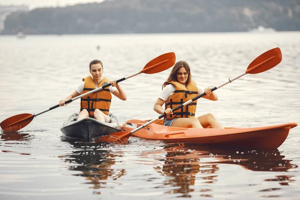 Women paddling on a lake in a kayak — Stock Photo, Image