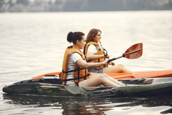 Women paddling on a lake in a kayak — Stock Photo, Image