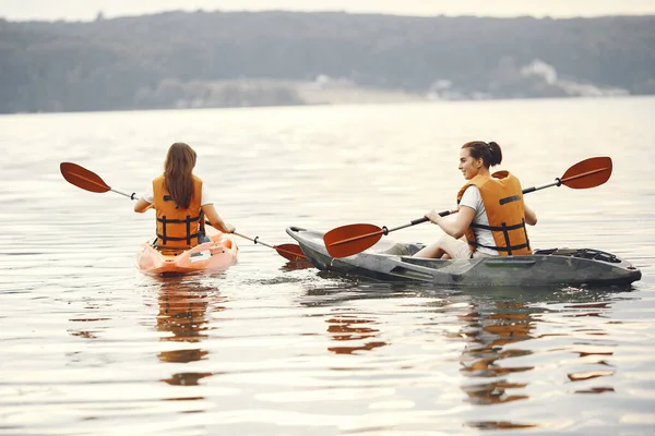 カヤックで湖を漕ぐ女性たち — ストック写真