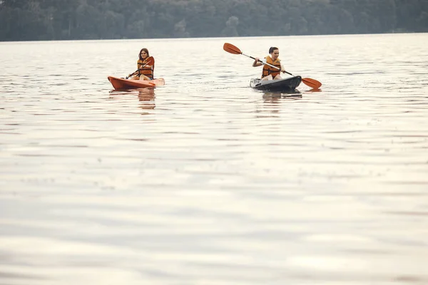 Les femmes pagayant sur un lac en kayak — Photo