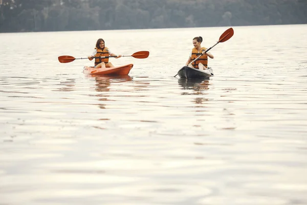 Les femmes pagayant sur un lac en kayak — Photo