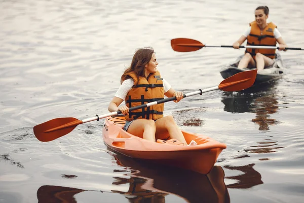 Женщины гребут на озере на каяке — стоковое фото