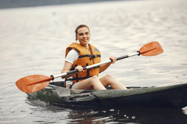 Femme pagayant sur un lac en kayak — Photo