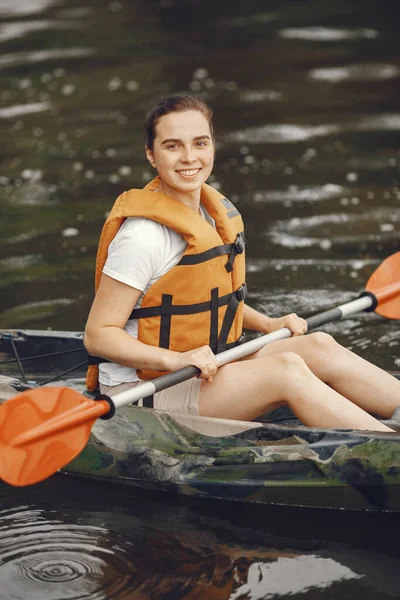 Kvinna paddling på en sjö i kajak — Stockfoto