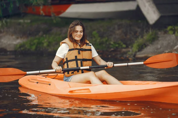 女人在皮划艇的湖上划船 — 图库照片