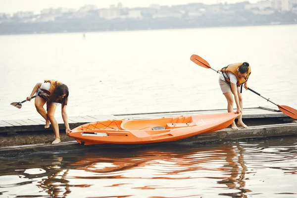 Women prepare to paddling on a lake in a kayak — Stock Photo, Image