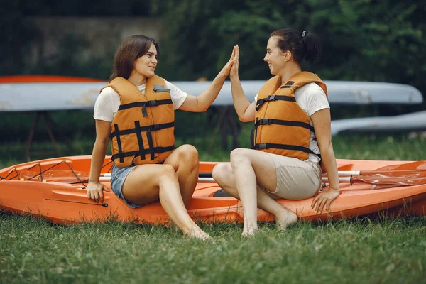 Women prepare to paddling on a lake in a kayak — Stock Photo, Image