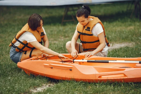 Les femmes se préparent à pagayer sur un lac en kayak — Photo