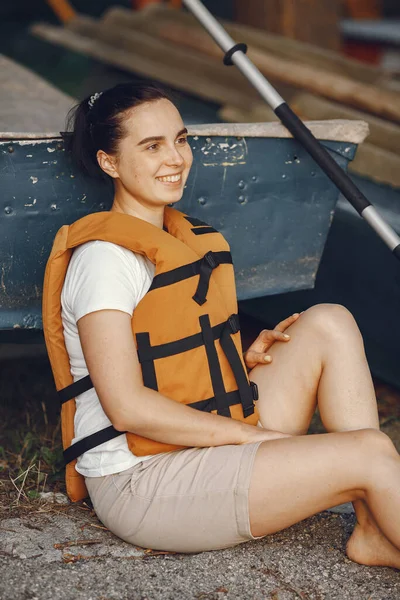 La donna si prepara a remare su un lago in un kayak — Foto Stock