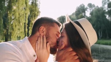 Yaz parkında öpüşen sevgili çift.