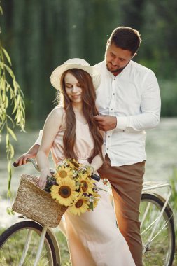 Yaz parkında klasik bisikletli bir çift.