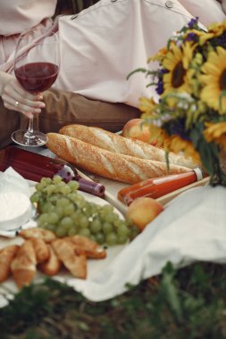Güzel bir çift yaz tarlasında vakit geçirir.