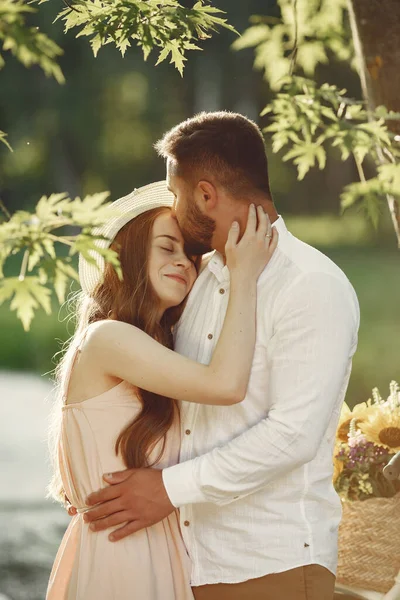 Schönes Paar verbringt Zeit auf einer Sommerwiese — Stockfoto