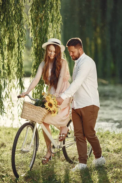 Paar mit Oldtimer-Fahrrad im Sommerpark — Stockfoto