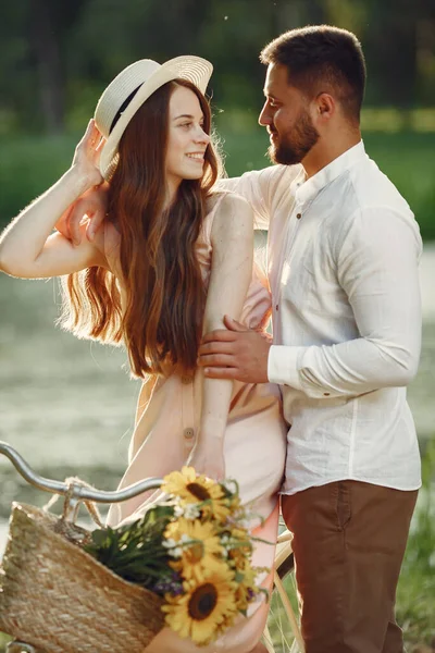 Pareja con bicicleta vintage en el parque de verano — Foto de Stock