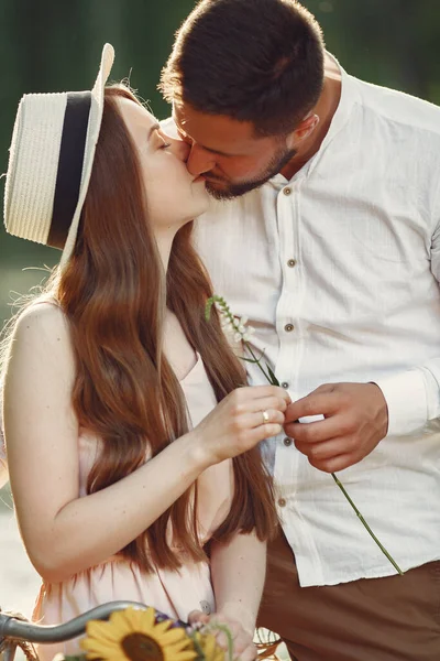 Pareja con bicicleta vintage en el parque de verano —  Fotos de Stock