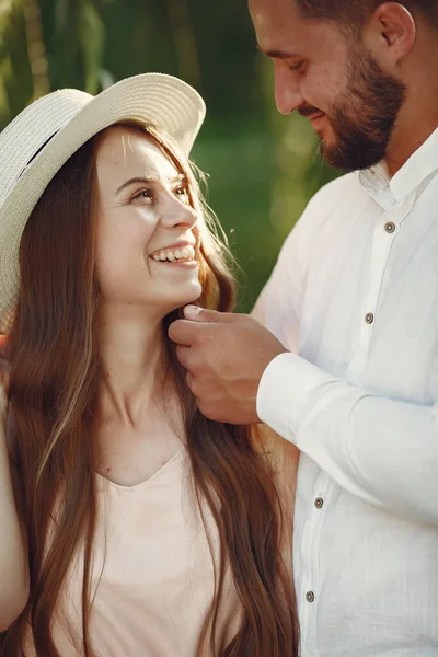 Schönes Paar verbringt Zeit auf einer Sommerwiese — Stockfoto