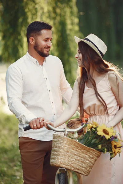 Couple with vintage bicycle in the summer park — Stock Photo, Image