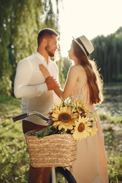 Pareja con bicicleta vintage en el parque de verano — Foto de Stock