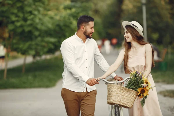 Pareja con bicicleta vintage en el parque de verano — Foto de Stock