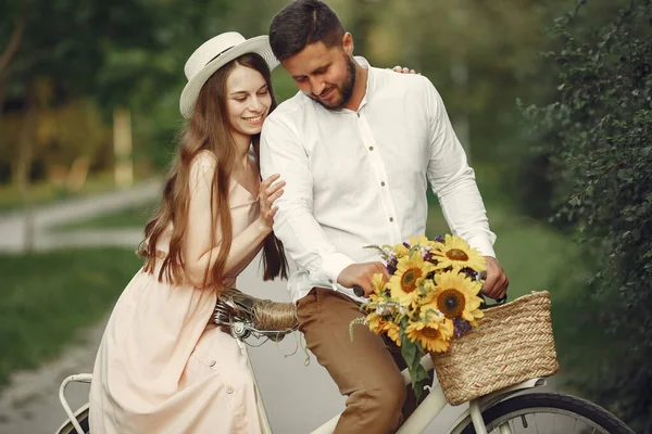 Pareja con bicicleta vintage en el parque de verano — Foto de Stock