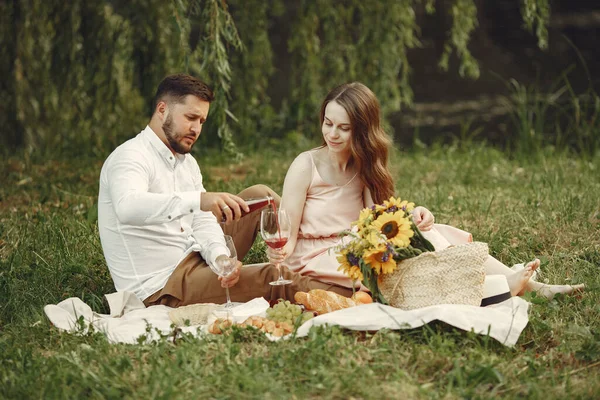 Hermosa pareja pasar tiempo en un campo de verano —  Fotos de Stock