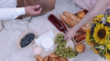 Piknik battaniyesi ve sevgili bir çiftin randevusu.