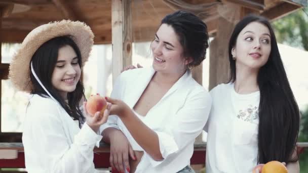 Portret trzech pięknych młodych kobiet w pobliżu altany letniej — Wideo stockowe