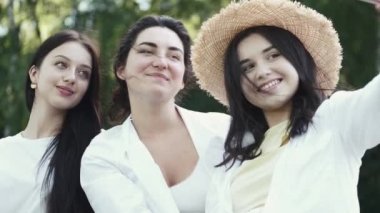 Mutlu Avrupalı kadınların selfie çekerken ve gülerken çekilmiş fotoğrafları.