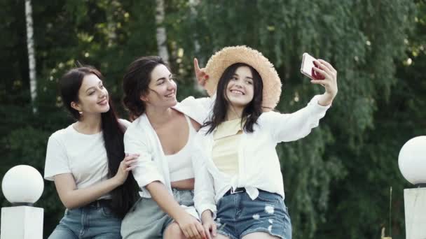 Foto af glade europæiske kvinder, der tager selfie foto og griner – Stock-video